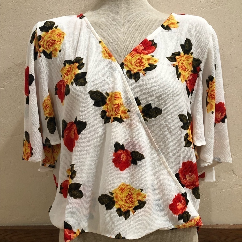 Umgee / NWT/ Off White Ruffle Sleeve/ S & M